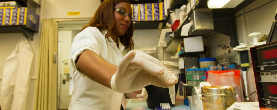 How to Become a Pharmacy Technician